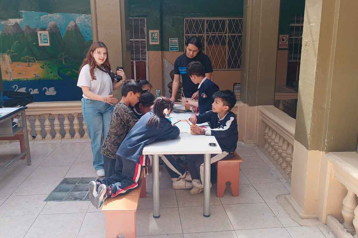 Niños estudiando