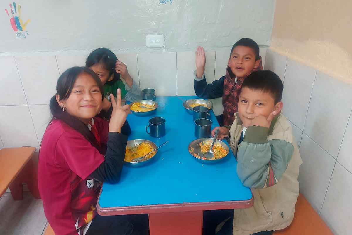 Niños alimentándose